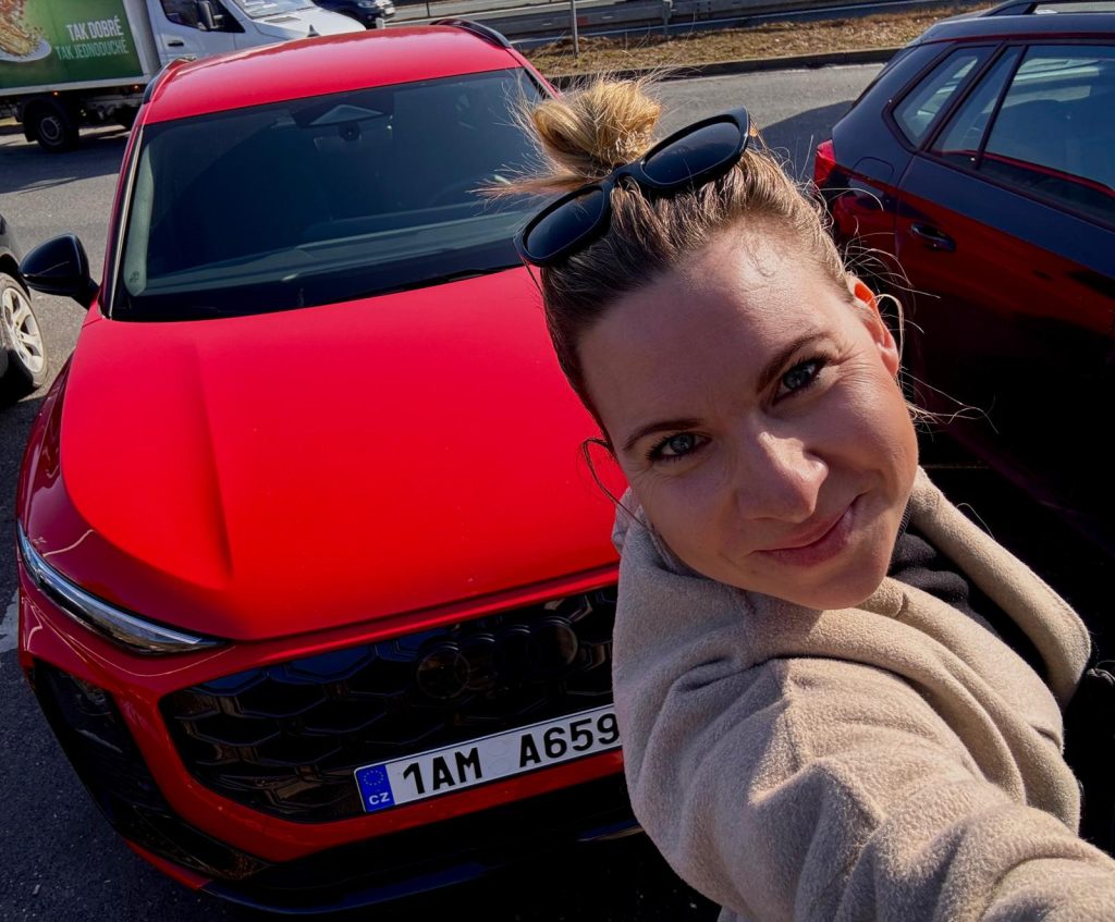 Porotkyně Vendula u Audi Q3: foto Žena v autě.cz