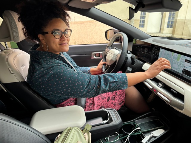 Porotkyně Annamária u KIA EV4: foto Žena v autě.cz