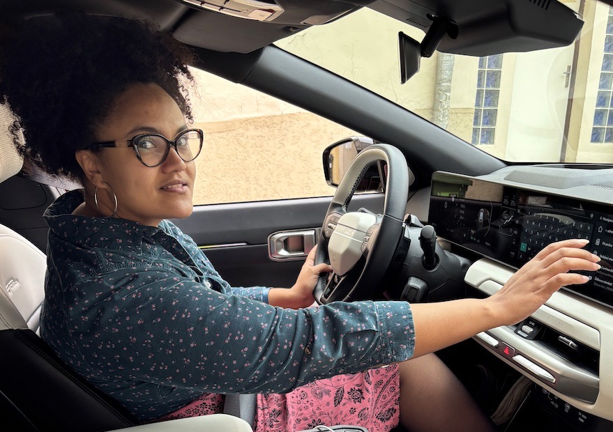 Porotkyně Annamária u KIA EV4: foto Žena v autě.cz