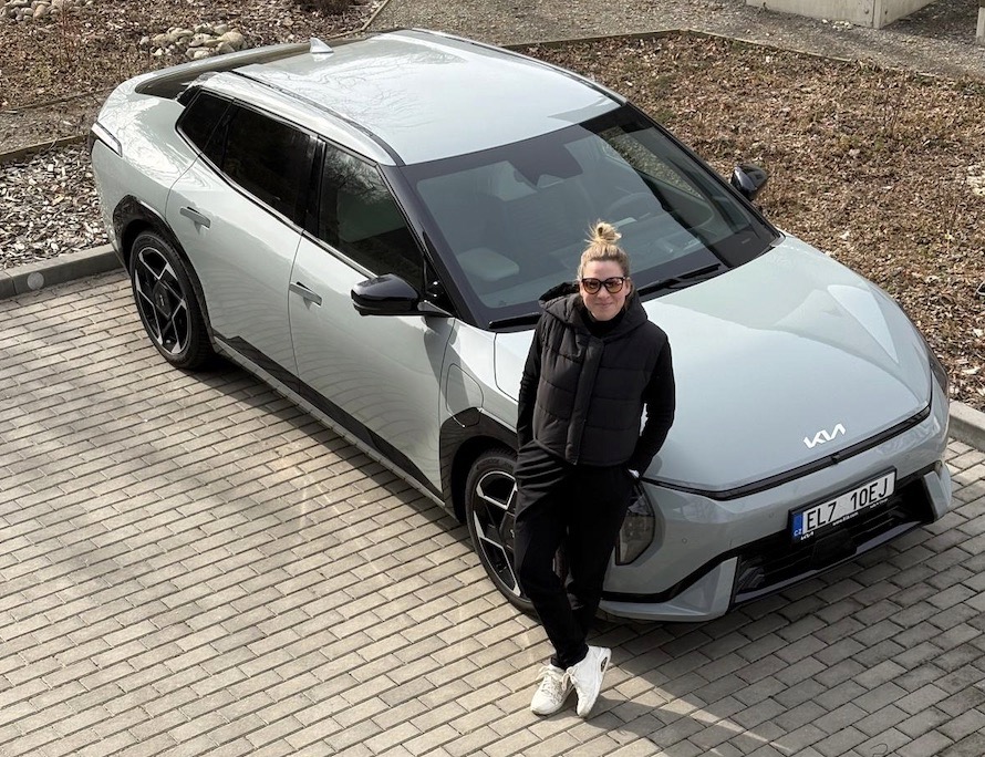 Porotkyně Vendula u KIA EV4: foto Žena v autě.cz