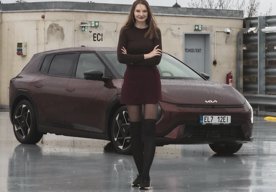 Auto mého srdce KIA EV4: foto Žena v autě.cz obrazovky 2026-03-16 v 11.44.24
