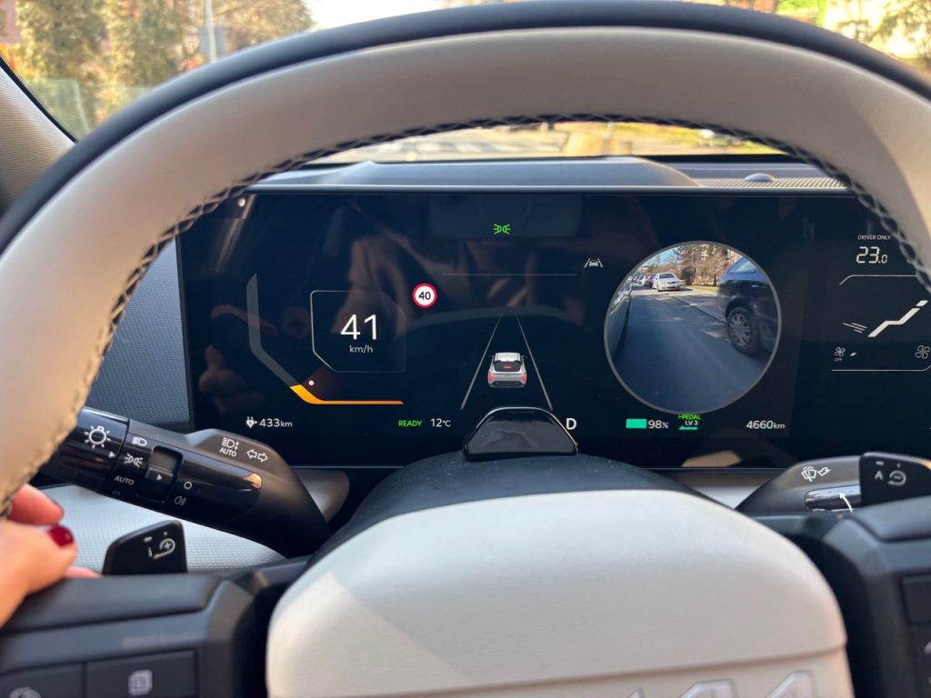 Auto mého srdce KIA EV4: foto Žena v autě.czwn-4 (kopie) ve velké velikosti