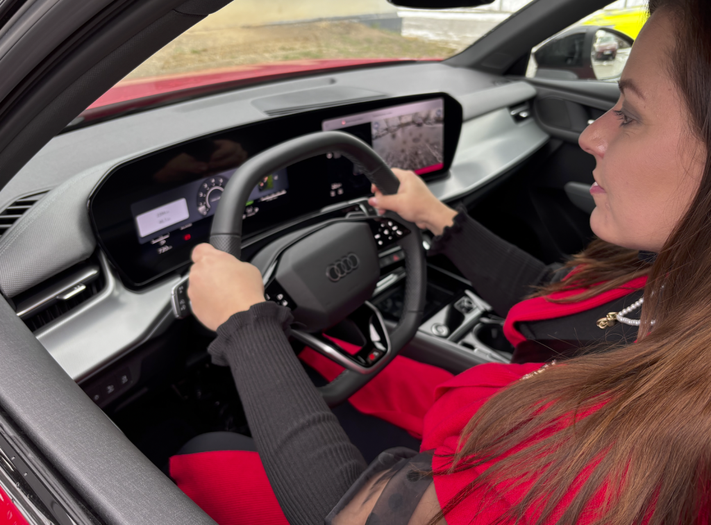 Porotkyně Veronika u Audi Q3: foto Žena v autě.cz