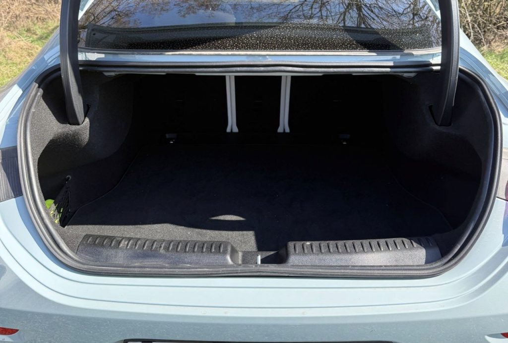 kufr CLA 250+: foto Žena v autě.cz