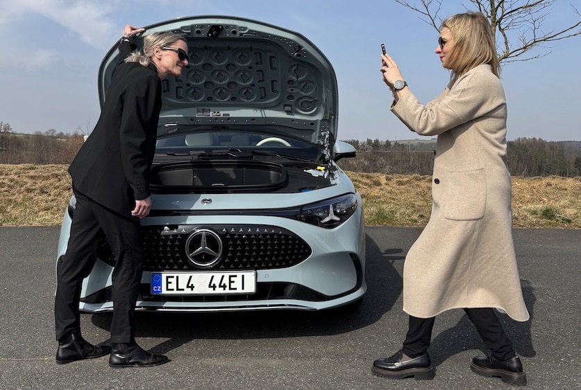 porotkyně Viola a Vendula a CLA 250+: foto Žena v autě.cz