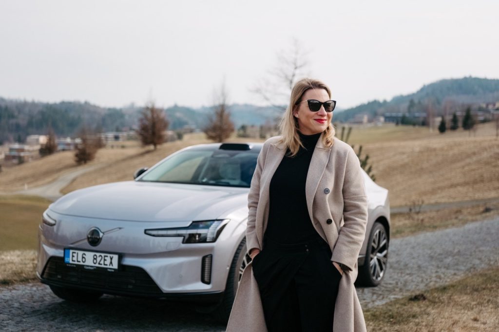 Porotkyně Vendula testuje Volvo ES90: foto Žena v autě.cz