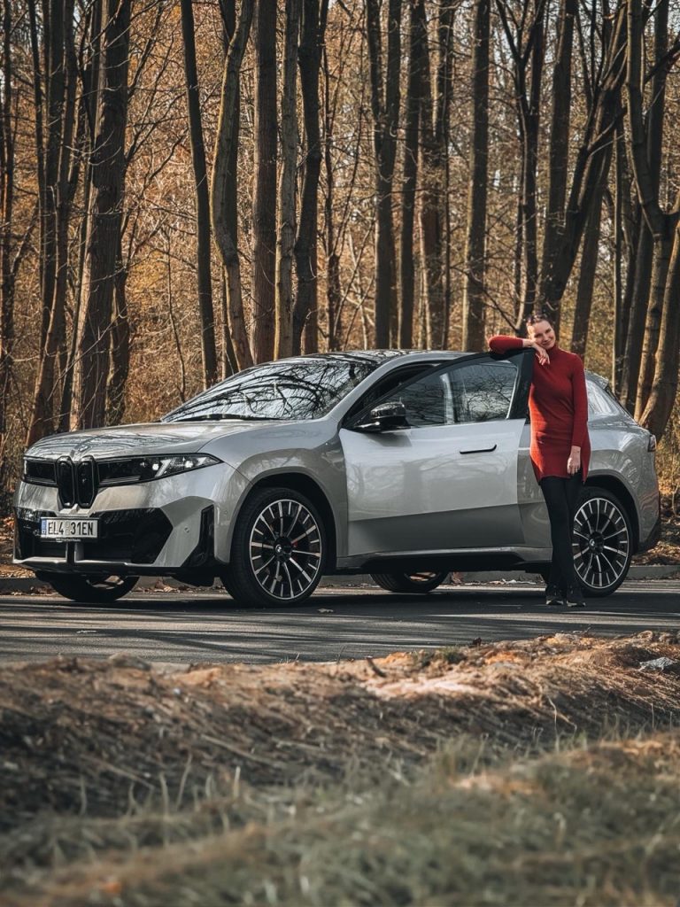 Porotkyně Míša otestovala BMW iX3: foto Žena v autě.cz