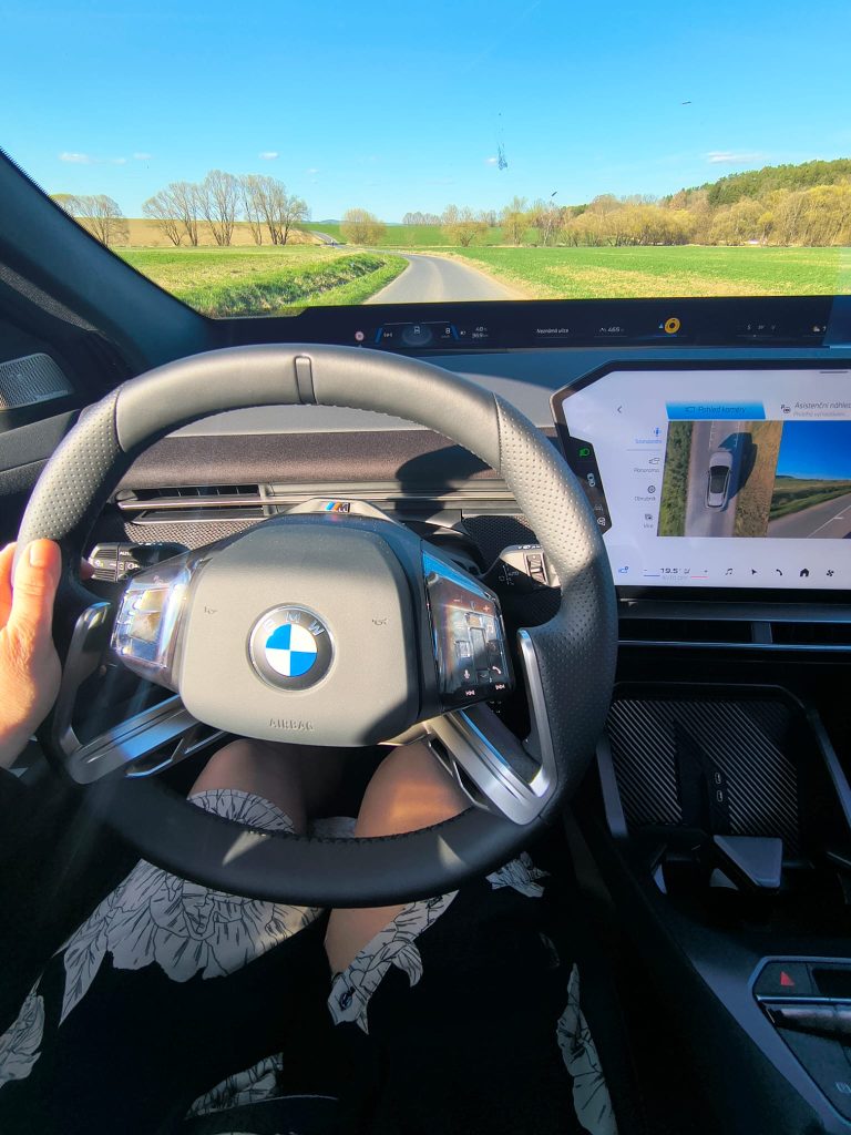 BMW iX3: foto Žena v autě.cz