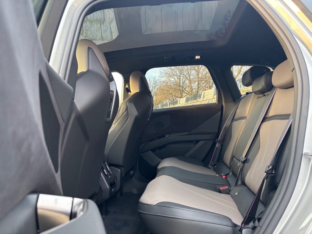 test BMW iX3: foto Žena v autě.cz