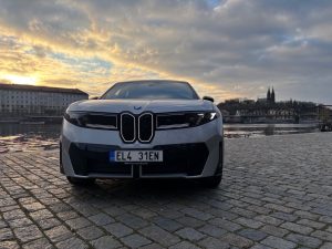 test BMW iX3: foto Žena v autě.cz