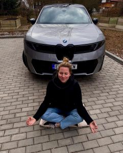 Porotkyně Vendula Pokorná medituje u BMW iX3: foto Žena v autě.cz