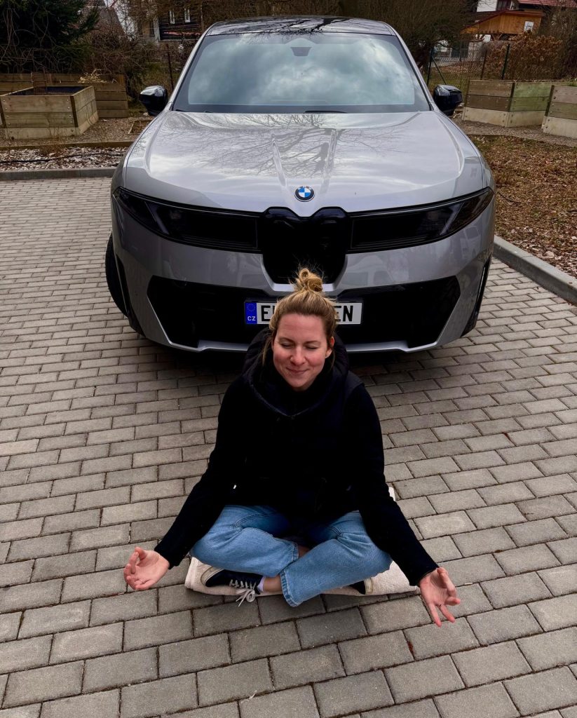 Porotkyně Vendula Pokorná medituje u BMW iX3: foto Žena v autě.cz
