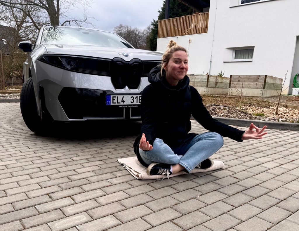 Porotkyně Vendula Pokorná medituje u BMW iX3: foto Žena v autě.cz