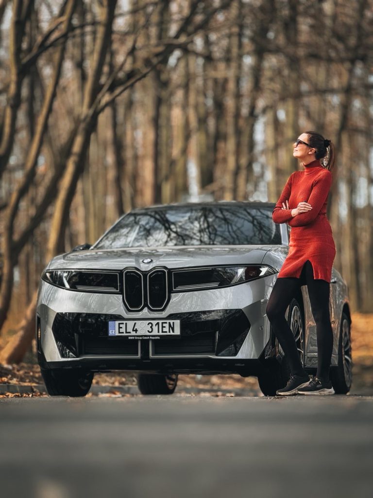 Porotkyně Míša otestovala BMW iX3: foto Žena v autě.cz
