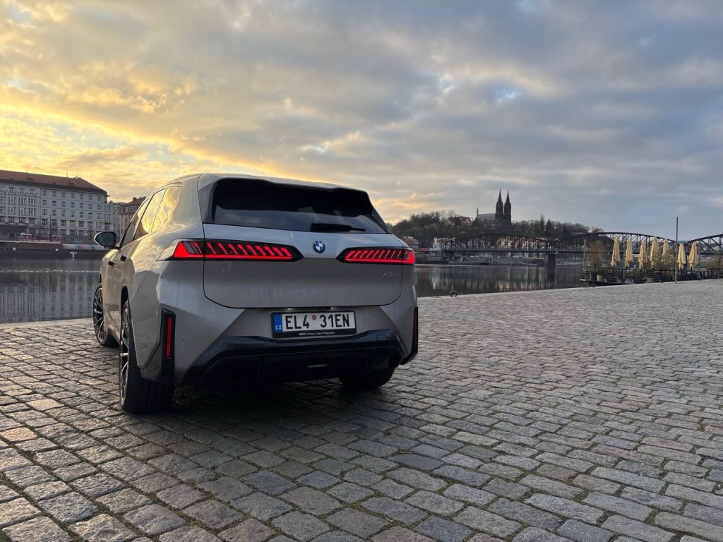 test BMW iX3: foto Žena v autě.cz