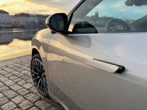 test BMW iX3: foto Žena v autě.cz