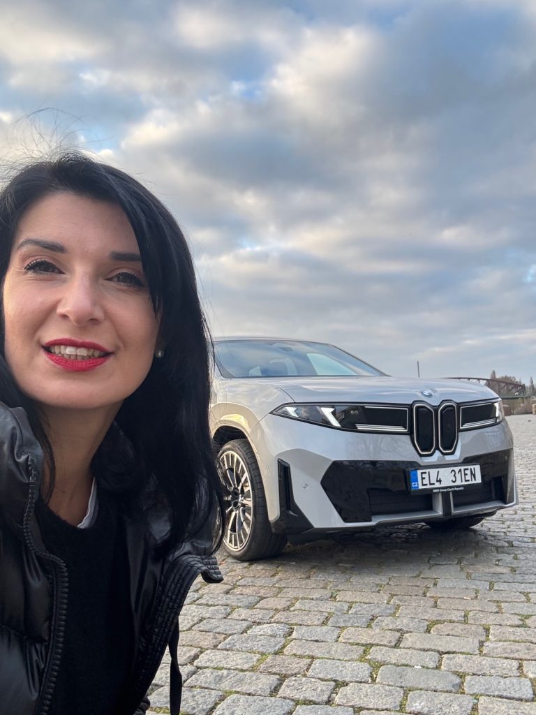 Sabina testuje BMW iX3: foto Žena v autě.cz