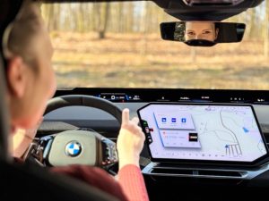 Porotkyně Míša otestovala BMW iX3: foto Žena v autě.cz