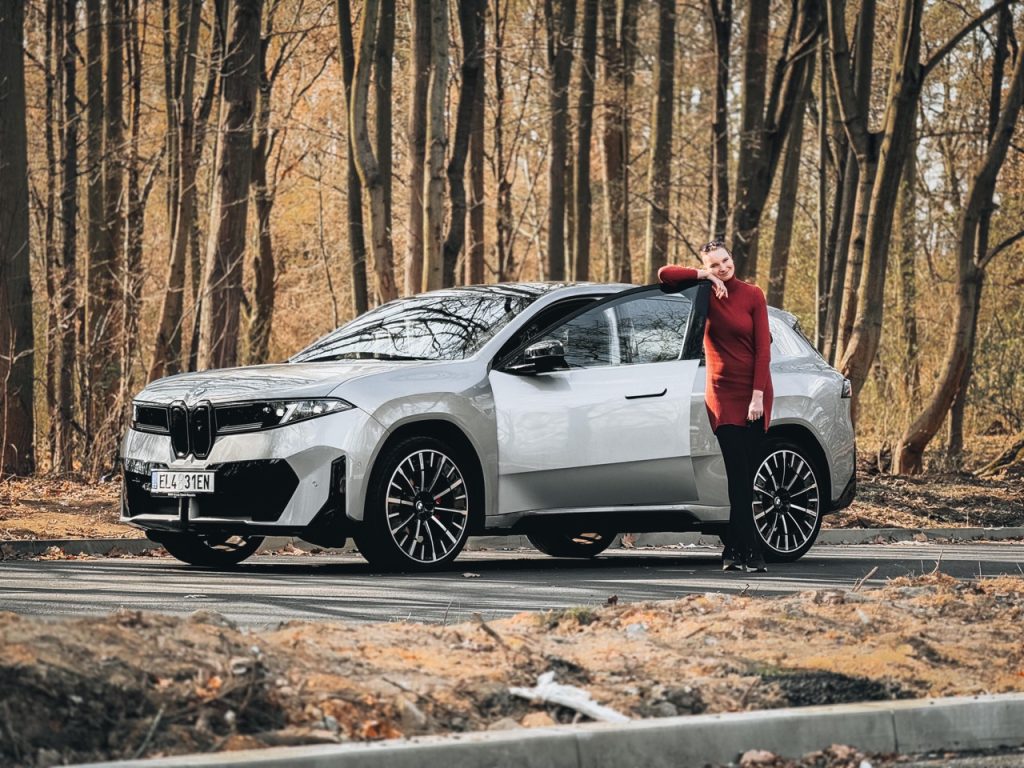 Porotkyně Míša otestovala BMW iX3: foto Žena v autě.cz