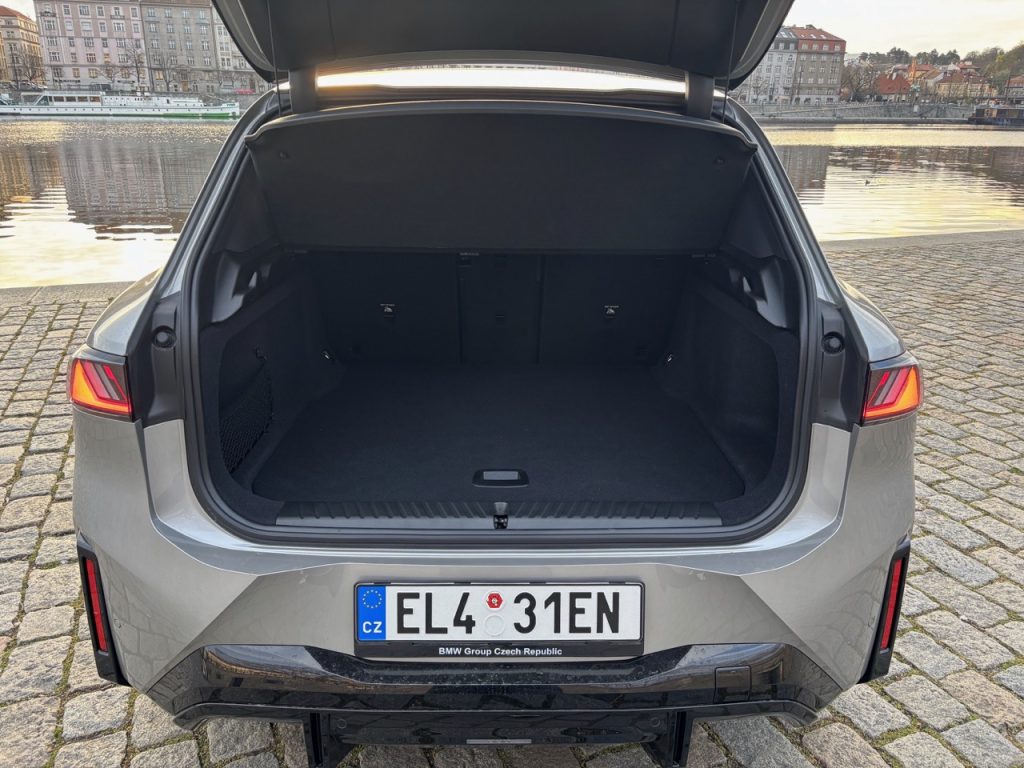kufr v BMW iX3: foto Žena v autě.cz