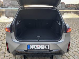 kufr v BMW iX3: foto Žena v autě.cz