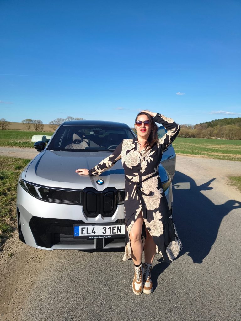 Bára Vaculíková otestovala BMW iX3: foto Žena v autě.cz