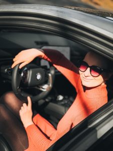 Porotkyně Míša otestovala BMW iX3: foto Žena v autě.cz