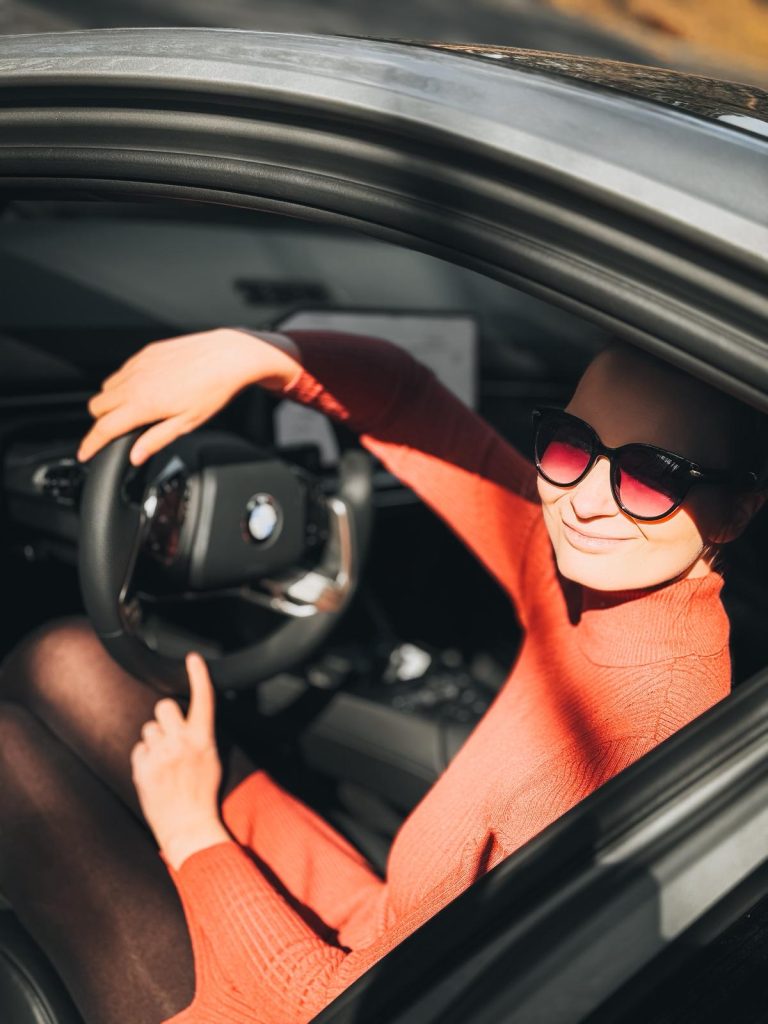 Porotkyně Míša otestovala BMW iX3: foto Žena v autě.cz