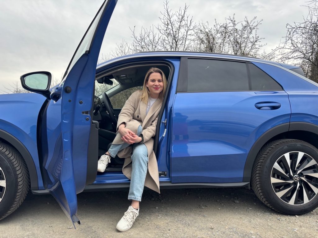 test VW T-Roc: foto Žena v autě.czn-1 2 ve velké velikosti