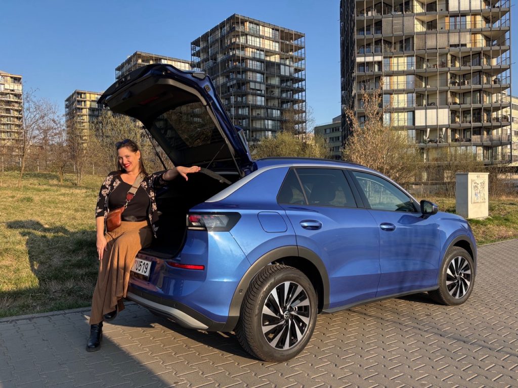 test VW T-Roc: foto Žena v autě.czn-13 2 ve velké velikosti