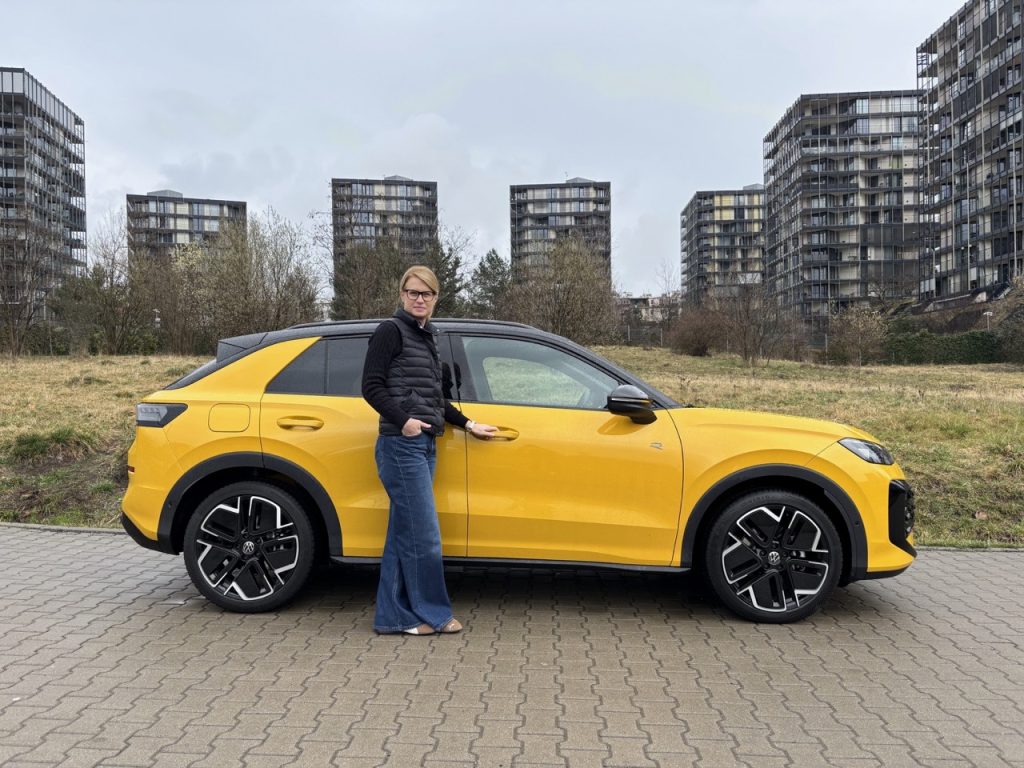 test VW T-Roc: foto Žena v autě.czn-18 2 ve velké velikosti