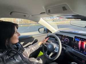 test VW T-Roc: foto Žena v autě.czn-2 2 ve velké velikosti