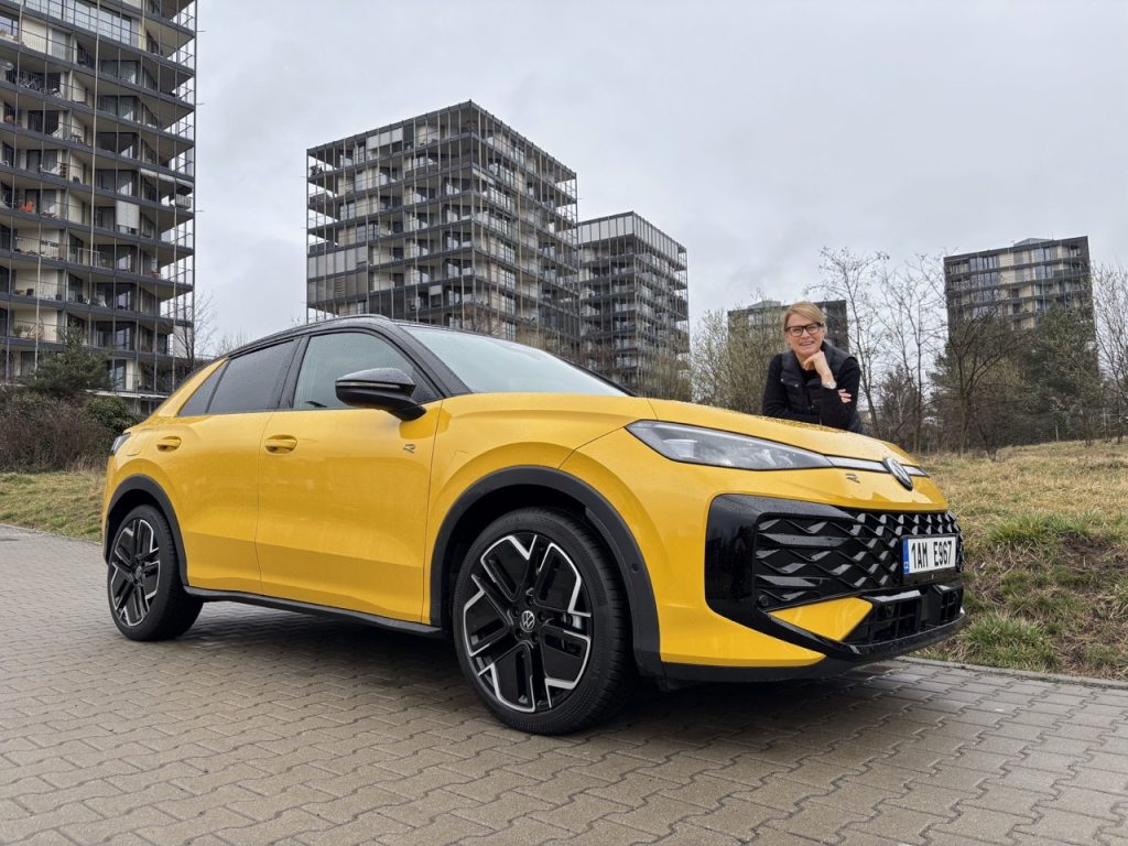 test VW T-Roc: foto Žena v autě.czn-21 2 ve velké velikosti