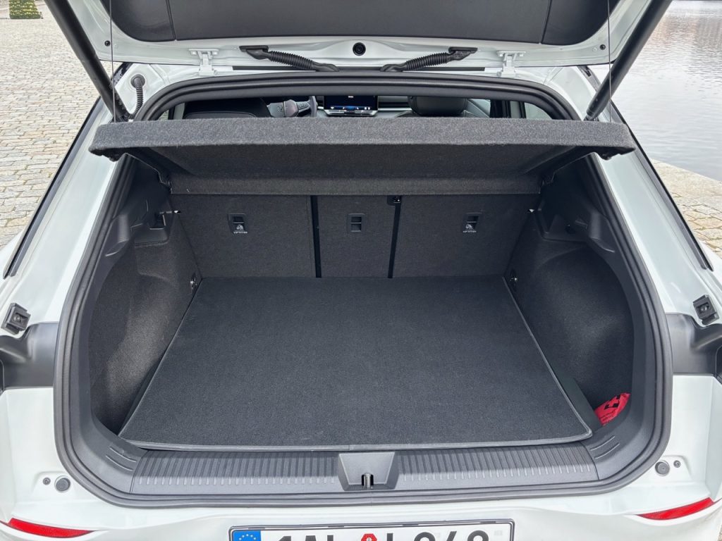 test VW T-Roc: foto Žena v autě.czn-27 2 ve velké velikosti