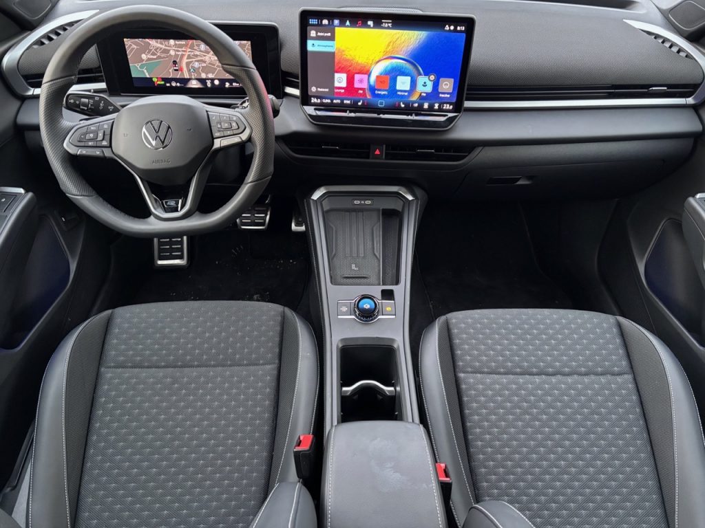 test VW T-Roc: foto Žena v autě.czn-28 2 ve velké velikosti