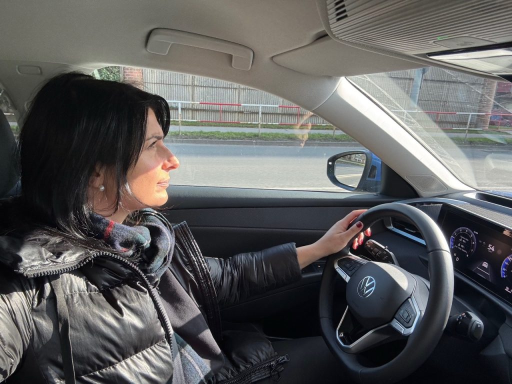 test VW T-Roc: foto Žena v autě.czn-5 2 ve velké velikosti