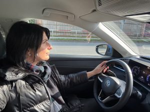 test VW T-Roc: foto Žena v autě.czn-5 2 ve velké velikosti
