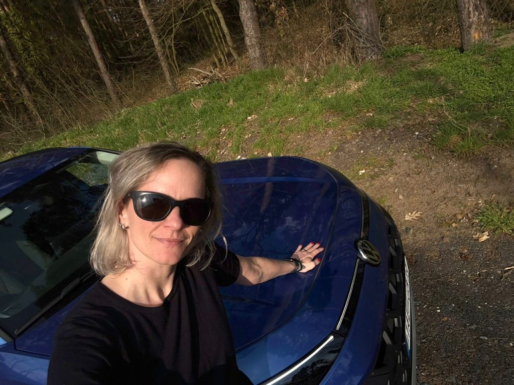 test VW T-Roc: foto Žena v autě.czn-7