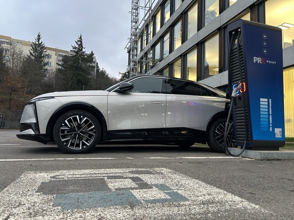 test DSNo8: foto Žena v autě.cz_0712 ve velké velikosti