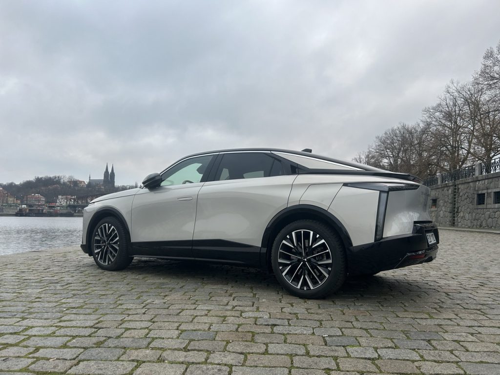 test DSNo8: foto Žena v autě.cz_0727 ve velké velikosti