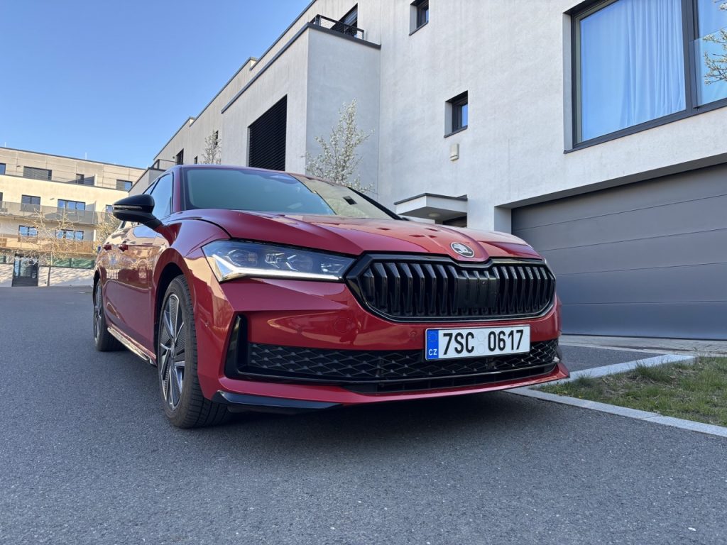 test ŠKODA SUPERB SPORTLINI: foto Žena v autě.cz_1973 ve velké velikosti
