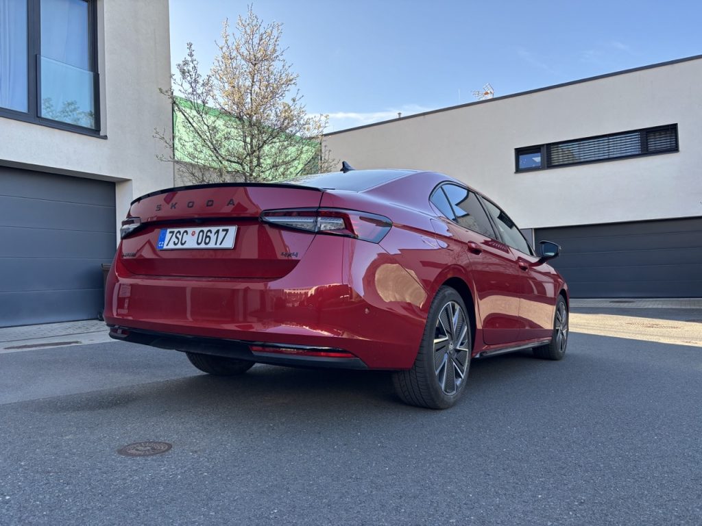 test ŠKODA SUPERB SPORTLINI: foto Žena v autě.cz_1976 ve velké velikosti