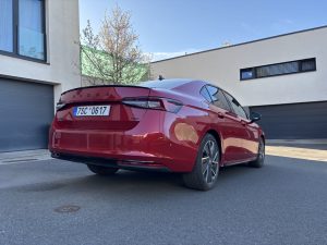 test ŠKODA SUPERB SPORTLINI: foto Žena v autě.cz_1976 ve velké velikosti