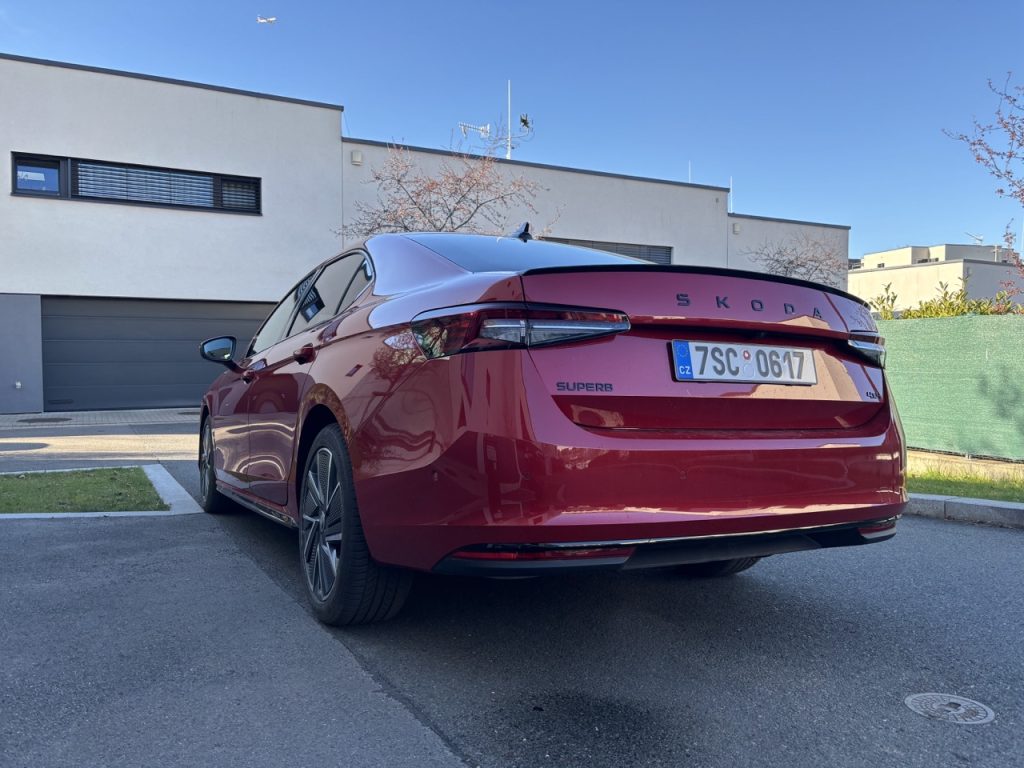 test ŠKODA SUPERB SPORTLINI: foto Žena v autě.cz_1982 2 ve velké velikosti