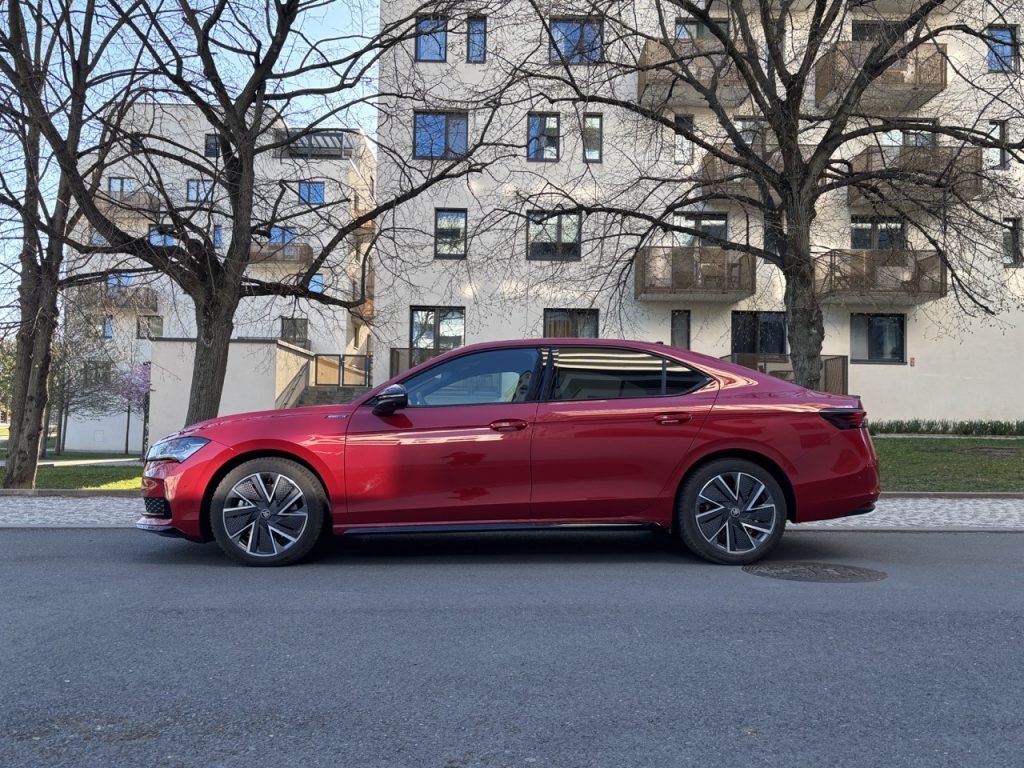 test ŠKODA SUPERB SPORTLINI: foto Žena v autě.cz_1998 ve velké velikosti