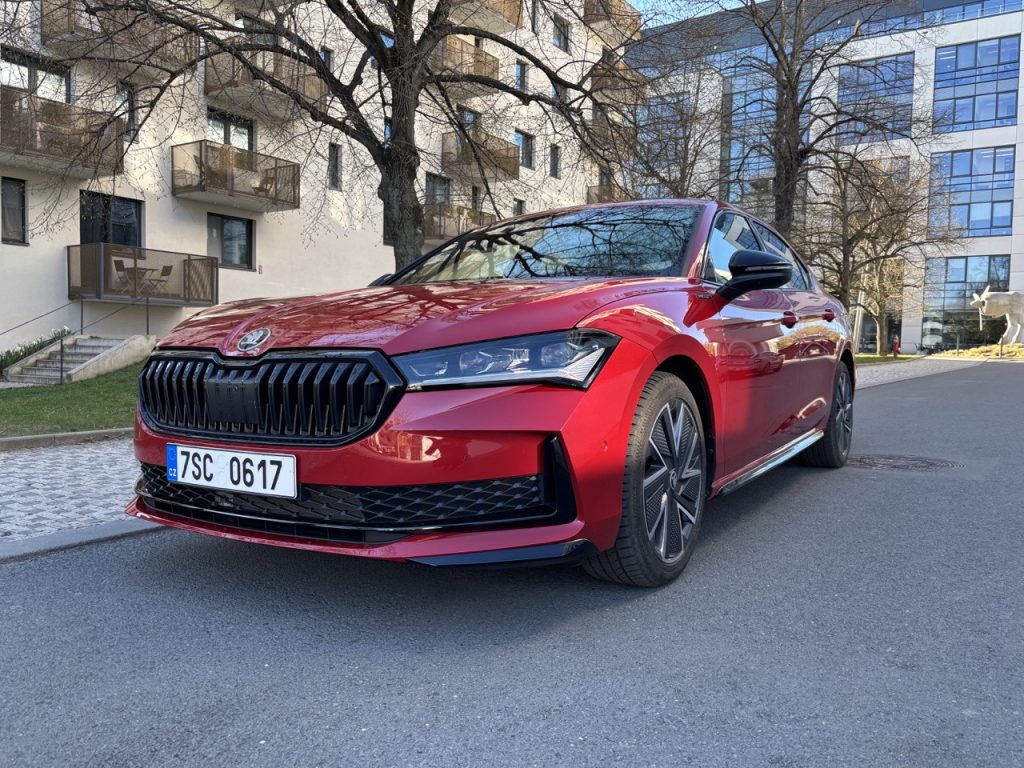 test ŠKODA SUPERB SPORTLINI: foto Žena v autě.cz_2001 2 ve velké velikosti