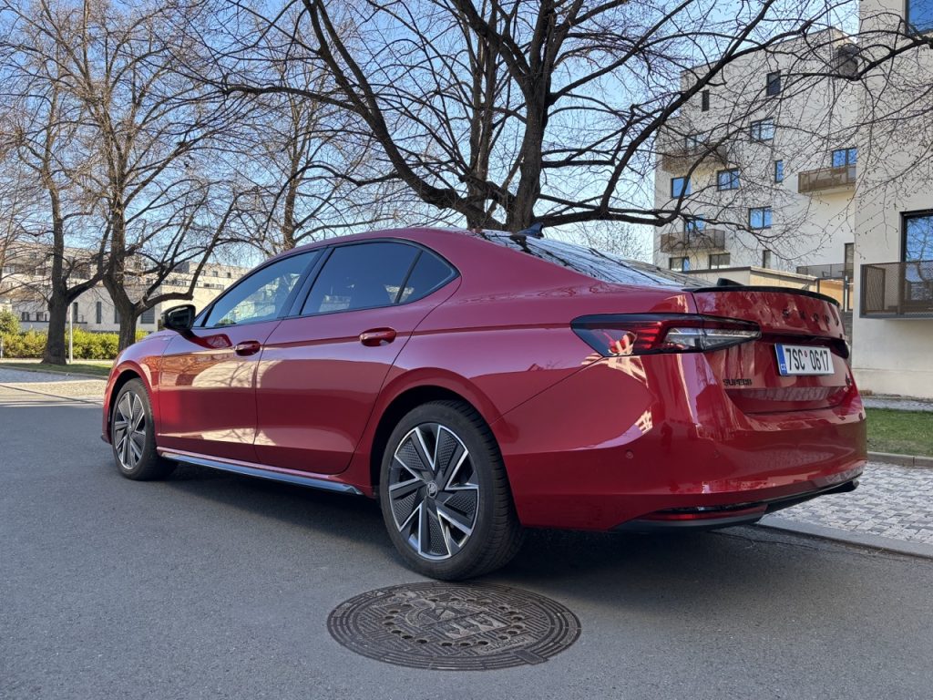 test ŠKODA SUPERB SPORTLINI: foto Žena v autě.cz_2003 2 ve velké velikosti