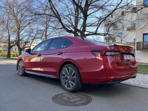 test ŠKODA SUPERB SPORTLINI: foto Žena v autě.cz_2003 2 ve velké velikosti