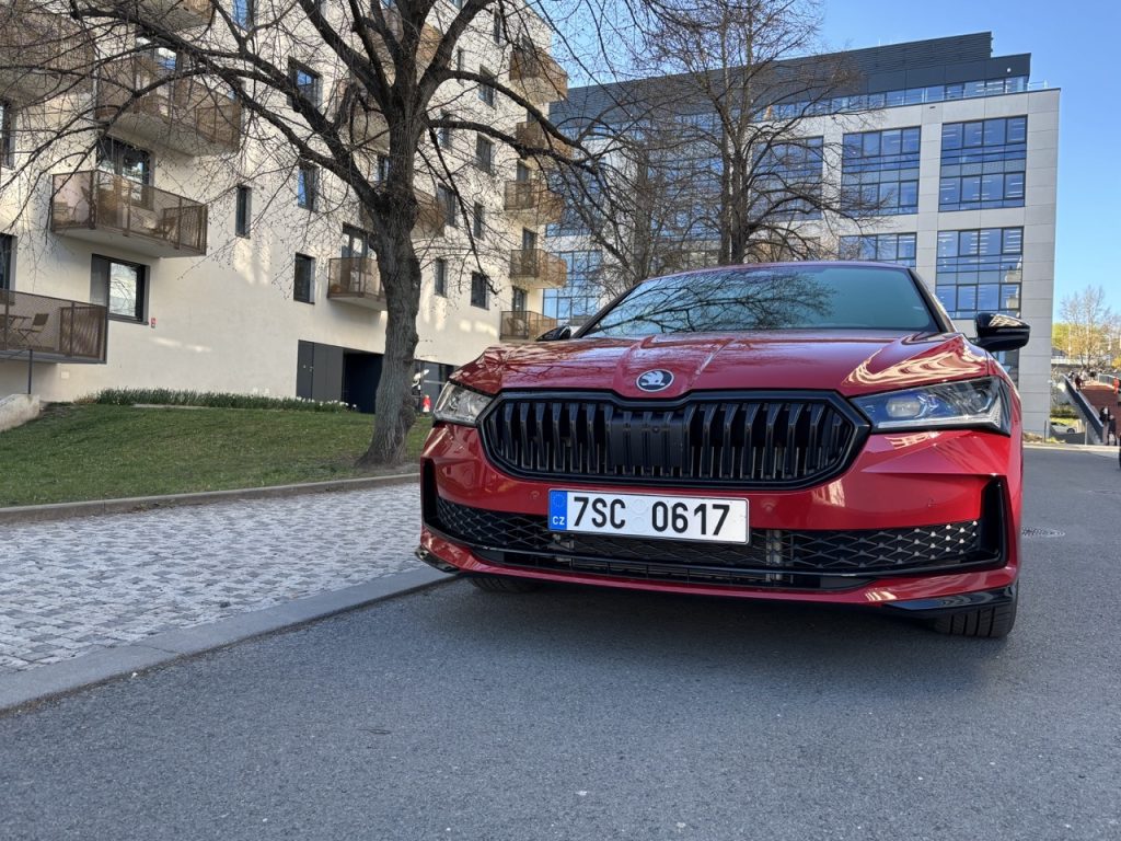 test ŠKODA SUPERB SPORTLINI: foto Žena v autě.cz_2010 ve velké velikosti