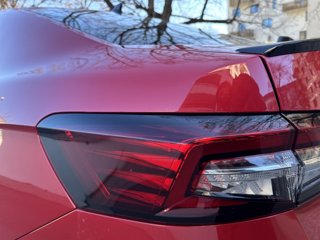 test ŠKODA SUPERB SPORTLINI: foto Žena v autě.cz_2020 ve velké velikosti